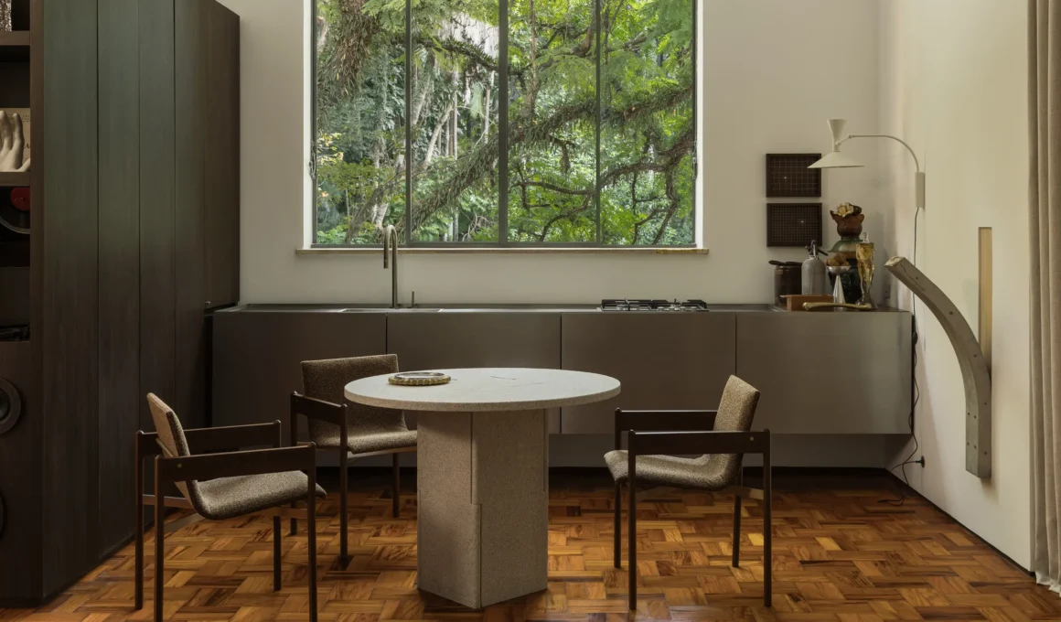 Dining area at Ruído Branco by (CYRO)Arquitetura with Encaixe table by Guilherme Wentz and Veadeiros chairs from Mobília Puro
