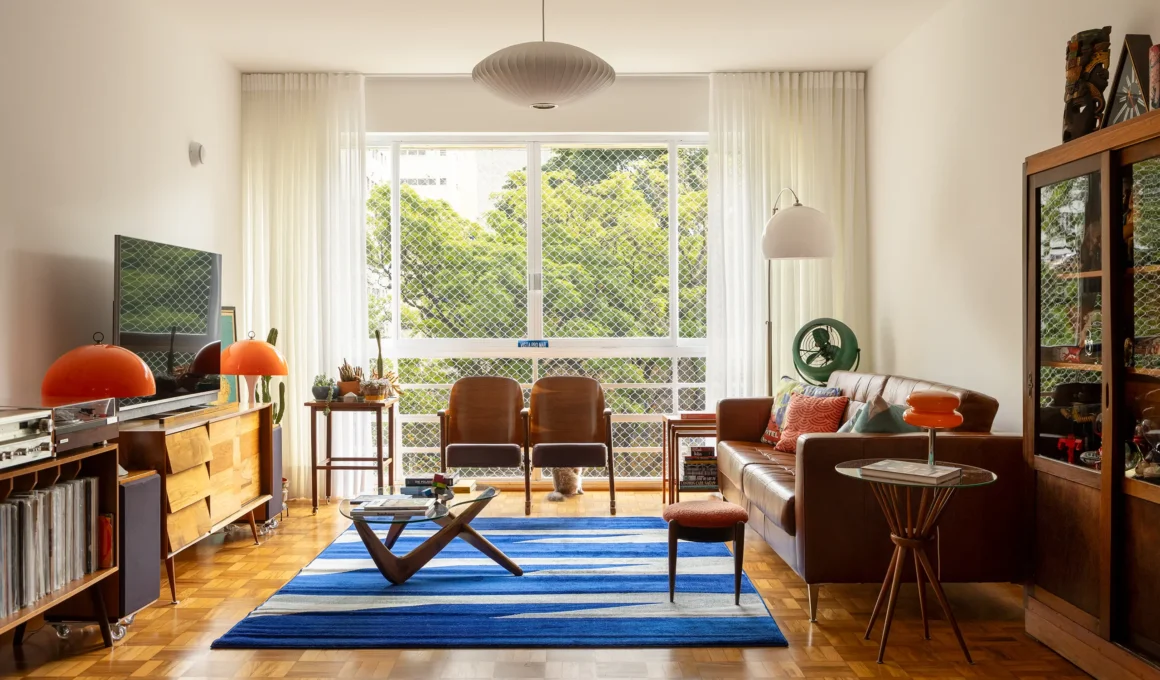 Living room of Queen Mary Apartment by Sabará Arquitetura, restored parquet flooring and vintage furniture — Photo: Leila Viegas