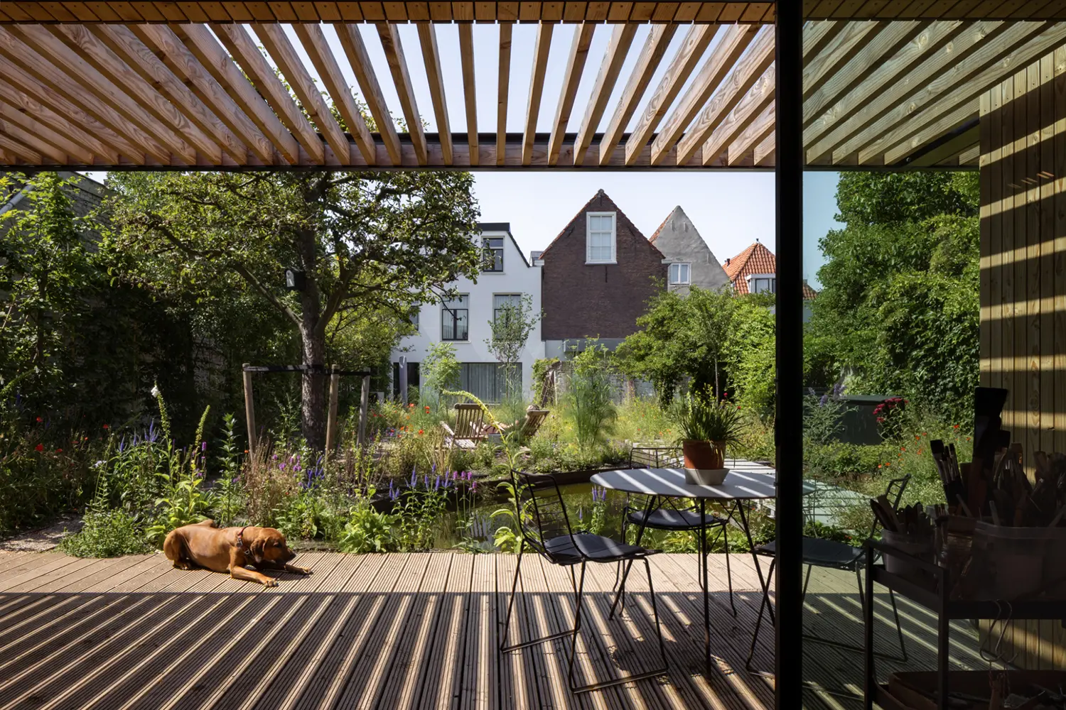 View through the semi-open Douglas fir canopy of the painter's studio towards the garden, DP6 architectuurstudio, Delft