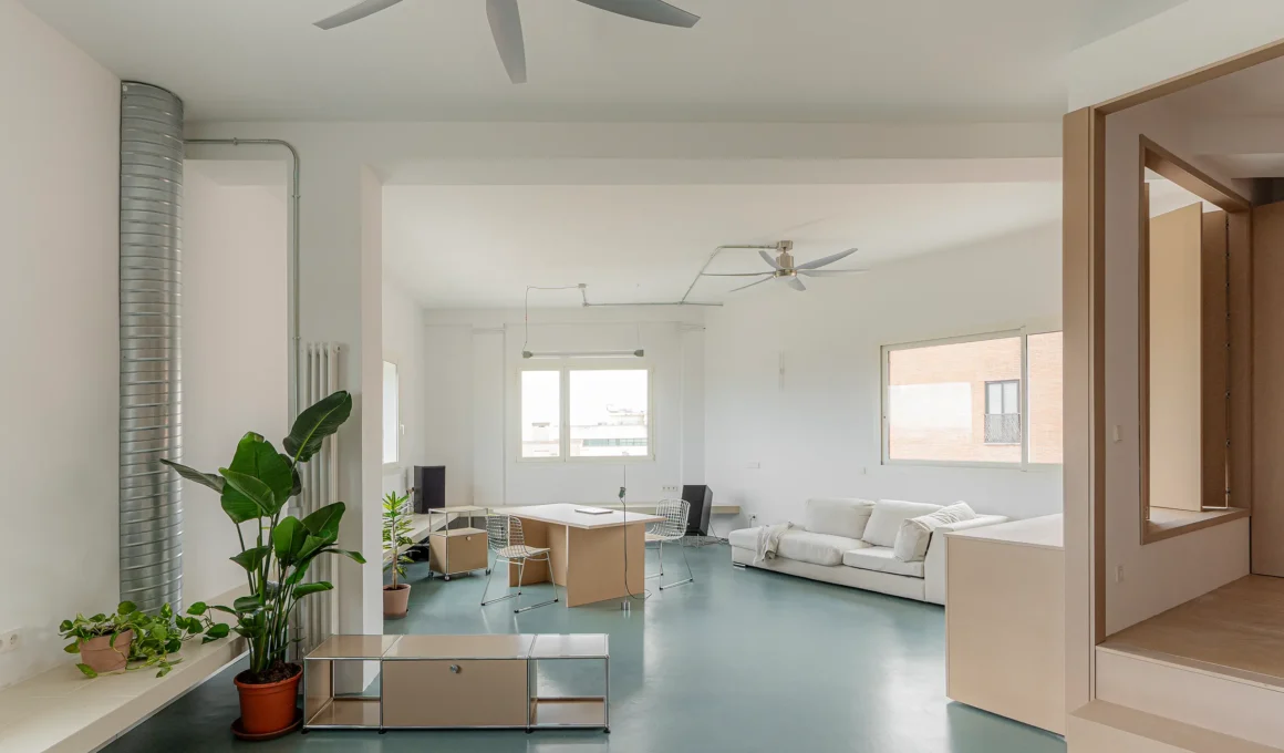 Espacio Aguacate by ALE ESTUDIO, open living and work area with green rubber flooring, central joinery volume in Madrid