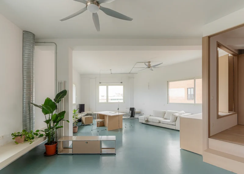 Espacio Aguacate by ALE ESTUDIO, open living and work area with green rubber flooring, central joinery volume in Madrid