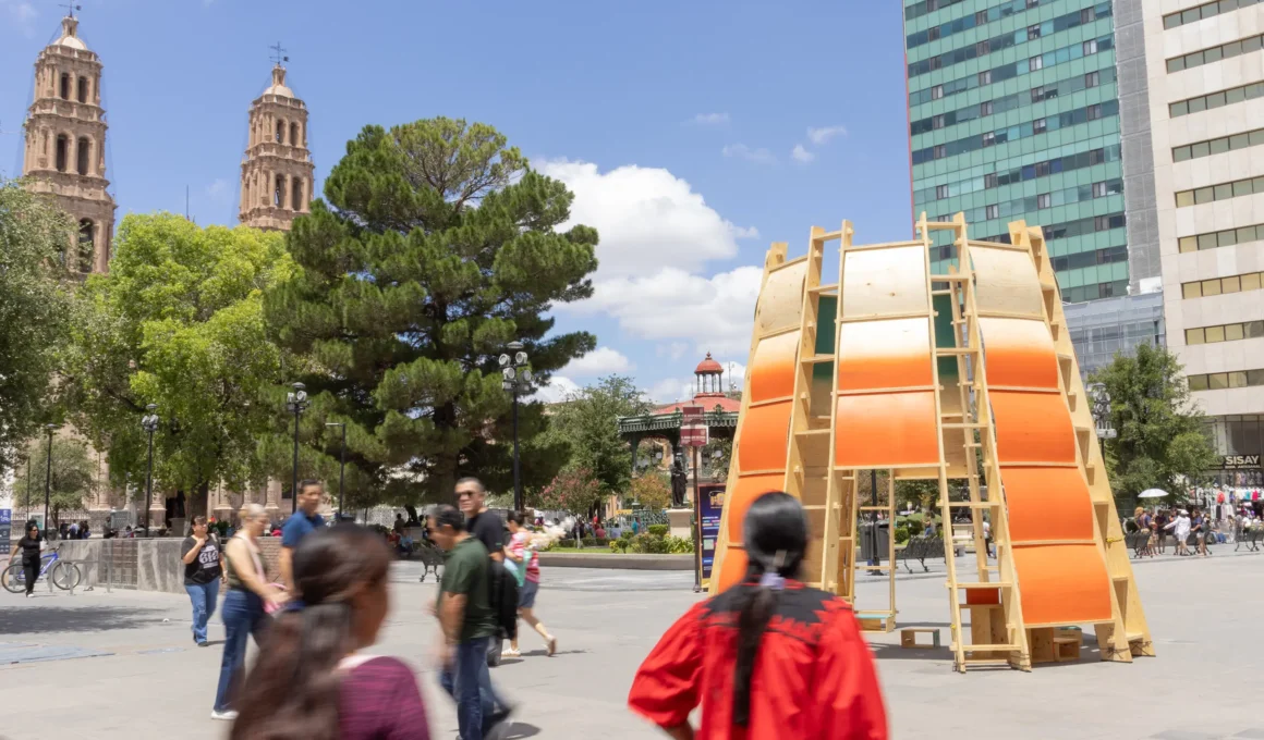 Paso Nara pavilion by ISAD in Plaza de Armas, Chihuahua, curved plywood volume beside the cathedral. Photo: Alexis Pereda Chánez