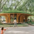 West Garden Florist by LUO studio: timber slat pavilion with planted roof and wide eaves in Haidian Park. Photo: Jin Weiqi, Zhu Yumeng